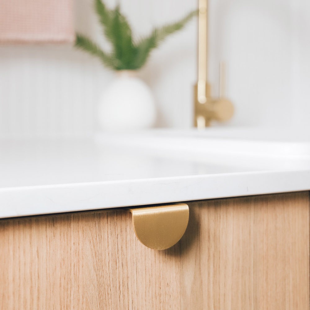 Poignée de meuble de cuisine demi-lune 50 mm - laiton brossé