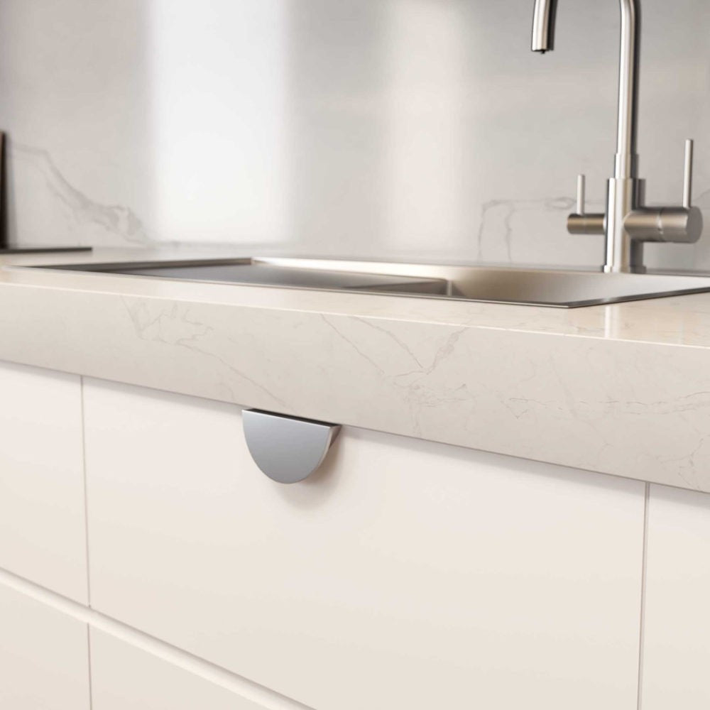 Poignée de meuble de cuisine demi-lune 98 mm - nickel brossé