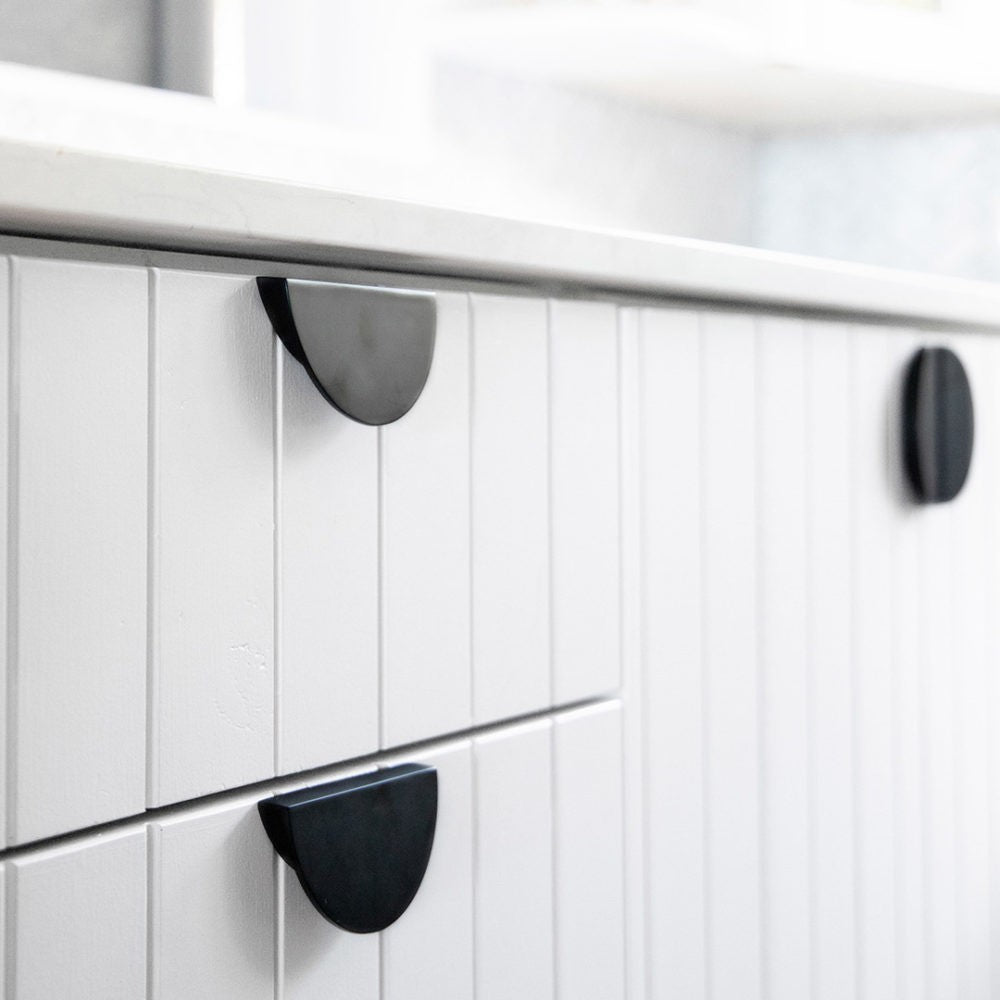 Poignée de meuble de cuisine demi-lune 98 mm - noir mat